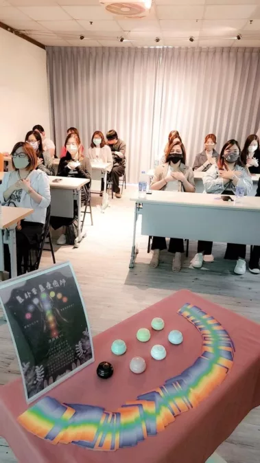 氣卦香氣療癒師，高雄bem2023四月研習會脈輪系統 發現自我平衡 空間淨化與靜心引導 七大脈輪能量強化好運 學習能量療癒提高身心靈 了解膚況與內部健康關係 改善自體能量與人際關係 介紹識別和排除身體情緒毒素