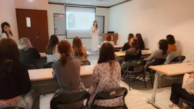 氣卦香氣療癒師，高雄bem2023四月研習會脈輪系統 發現自我平衡 空間淨化與靜心引導 七大脈輪能量強化好運 學習能量療癒提高身心靈 了解膚況與內部健康關係 改善自體能量與人際關係 介紹識別和排除身體情緒毒素