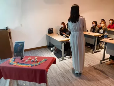 氣卦香氣療癒師，高雄bem2023四月研習會脈輪系統 發現自我平衡 空間淨化與靜心引導 七大脈輪能量強化好運 學習能量療癒提高身心靈 了解膚況與內部健康關係 改善自體能量與人際關係 介紹識別和排除身體情緒毒素